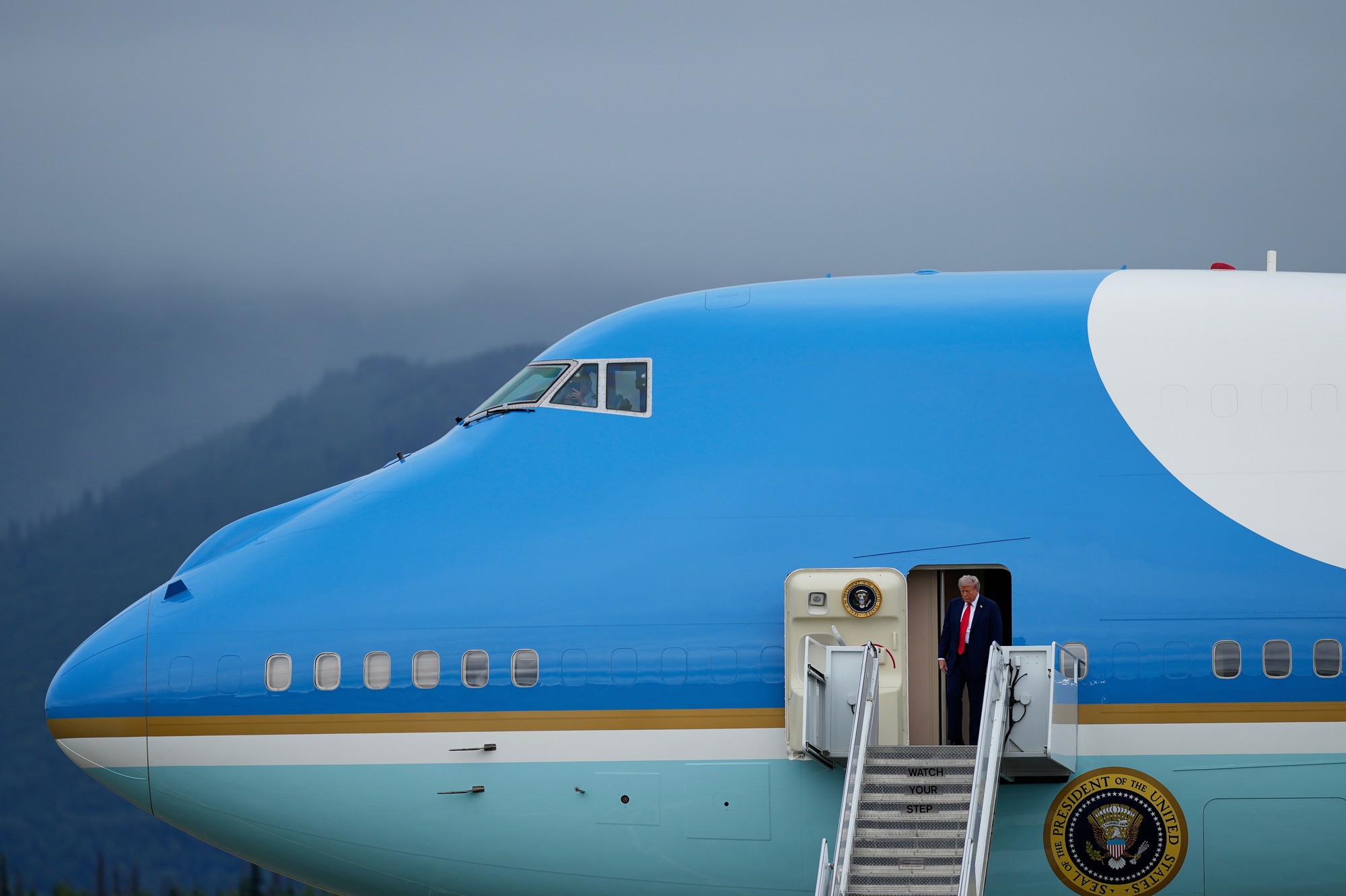 Prezident Donald Trump prilieta v piatok 15. augusta 2025 lietadlom Air Force One na spoločnú základňu Elmendorf-Richardson na Aljaške, aby sa stretol s ruským prezidentom Vladimirom Putinom.