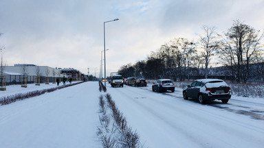 Atak zimy i drogowy paraliż we Wrocławiu. Wszystkie pługosyparki w akcji