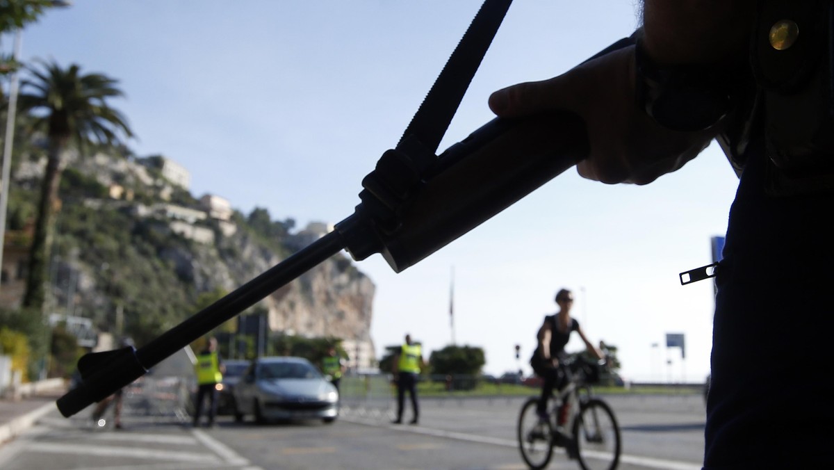 Francja, granica policjant