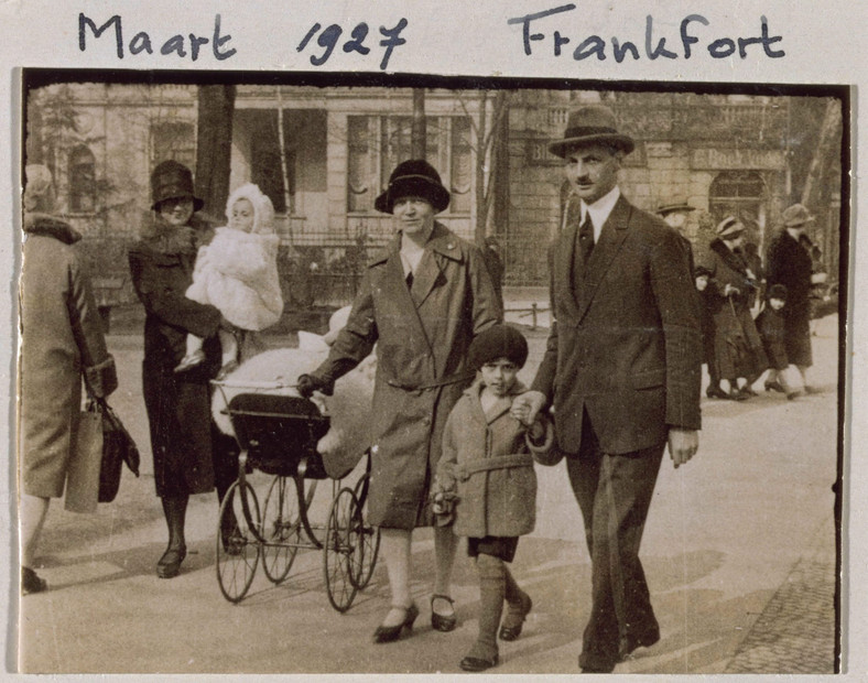 Anne i Margot Frank z rodzicami - Edith i Ottonem - w 1927 r. we Frankfurcie