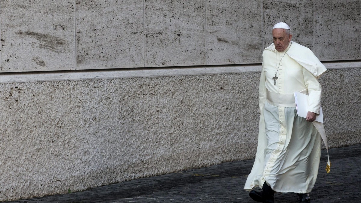 Papież Franciszek dokonał dzisiaj kolejnych zmian personalnych w Kurii Rzymskiej. W Sekretariacie Stanu nowym sekretarzem do spraw stosunków z państwami, czyli szefem watykańskiej dyplomacji, został angielski arcybiskup Paul Richard Gallagher. Zastąpił on kardynała, który w czasie ostatniego synodu był przeciwny zmianom proponowanym przez papieża.