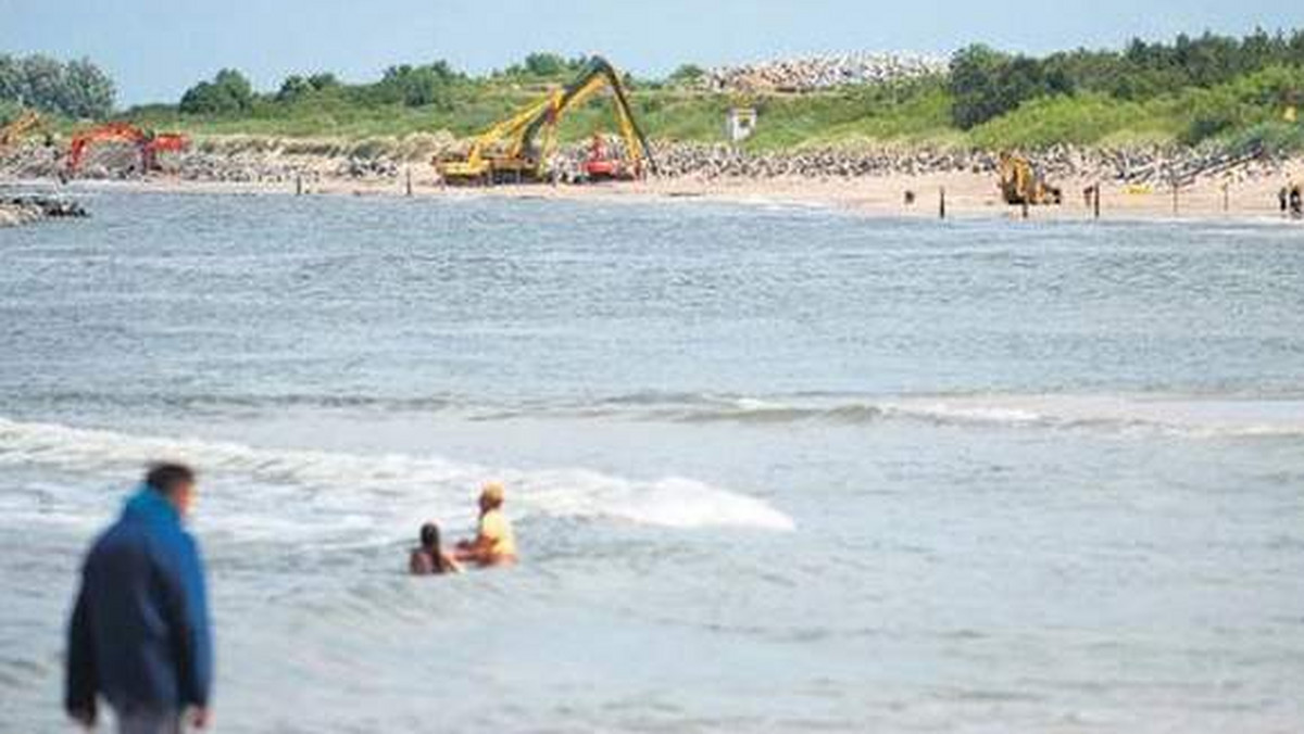 93 miliony złotych będzie kosztowała ochrona plaż Pobrzeża Koszalińskiego. Wzmocniony będzie brzeg w Jarosławcu, Unieściu, Chłopach, Sianożętach i Dźwirzynie - informuje "Głos Koszaliński".