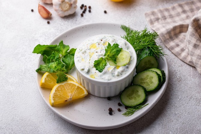 Krastavci za tzatziki moraju da budu dobro oceđeni od viška vode kako bi sos bio kremast