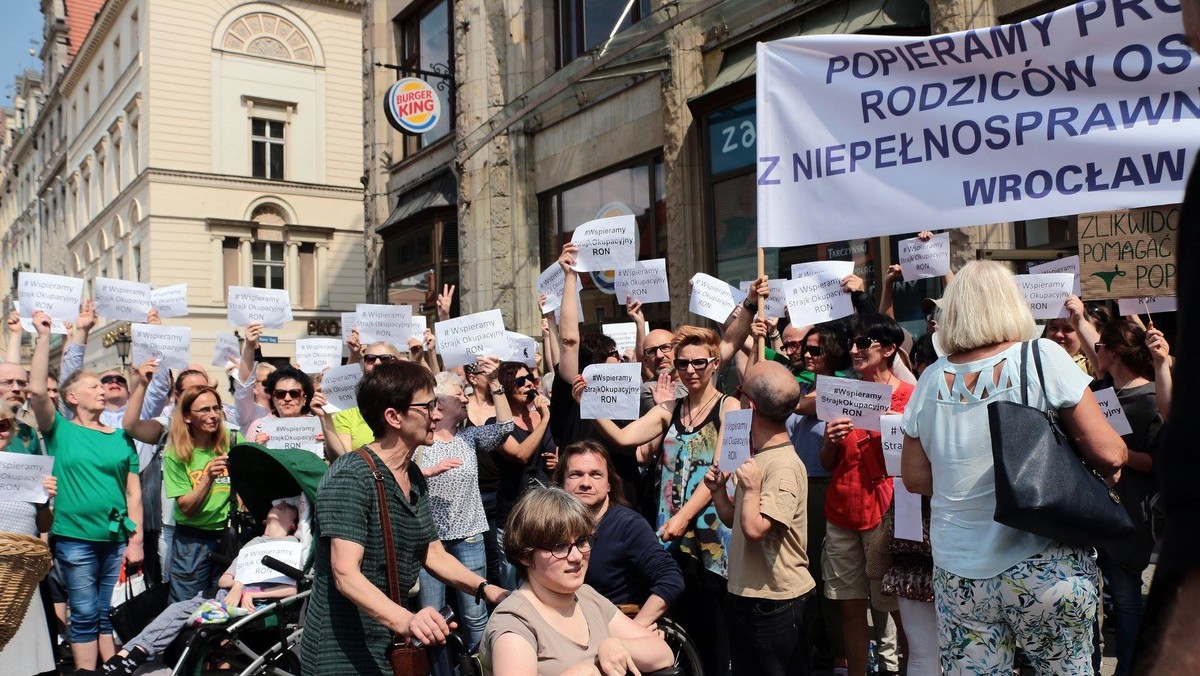 Laryssa Kowalczyk, dziennikarka i działaczka społeczna z Wrocławia, razem z córką rezygnują z 300 zł rządowej wyprawki, która należy się wszystkim dzieciom, które we wrześniu idą do szkoły. Oddają ją niepełnosprawnym. Apelują, by każdy kto może, zrobił to samo i zorganizowały zbiórkę przez internet.