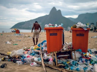 Morze plastikowych śmieci w krajach rozwijających się to zarówno efekt wysyłania tam odpadów przez bogate kraje, jak i brak tanich technologii recyklingu lub utylizacji