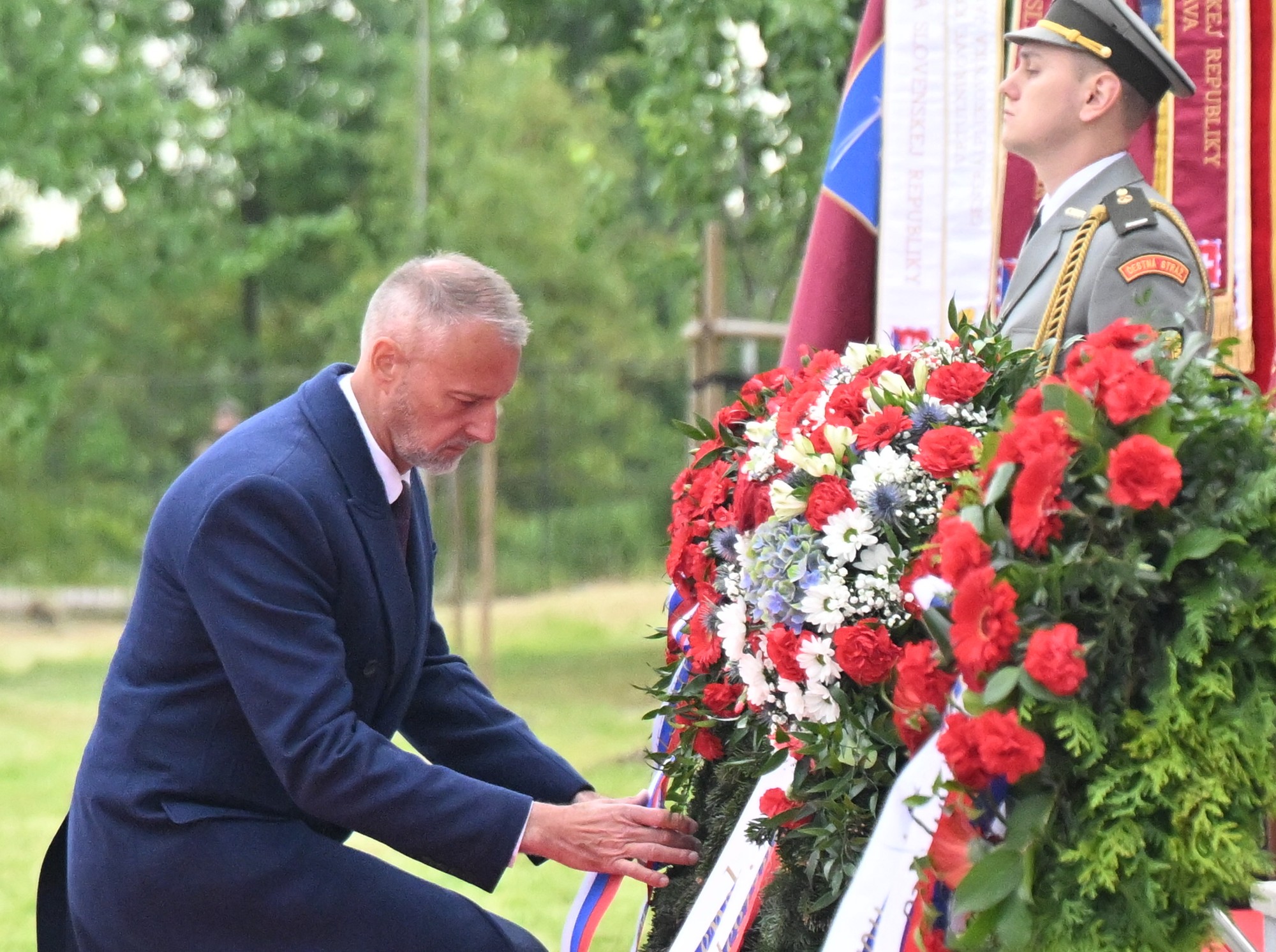 Predseda NR SR Richard Raši (Hlas-SD) počas pietneho aktu kladenia vencov pri Pomníku padlých rumunských vojakov v Piešťanoch.