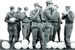 Większość żołnierzy polskiej armii pracuje za biurkiem