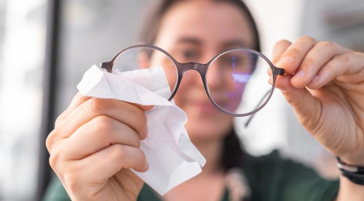 Toronymagasan ez a legjobb módszer a szemüveg tisztítására Fotó: Getty Images