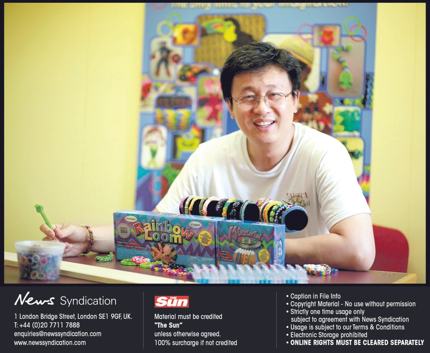 Zabava za sve generacije: Biznismen i sam plete narukvice na plastičnom razboju