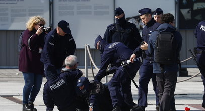 Incydent przed pomnikiem ofiar katastrofy smoleńskiej w Warszawie. Interweniowała policja