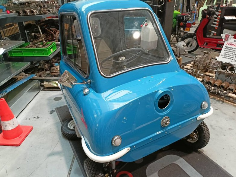PEEL P50 w trakcie składania - to najsłynniejszy na świecie i zarazem najmniejszy jednoosobowy, trójkołowy pojazd dopuszczony do poruszania się po drogach. Produkowany był w latach 1962 - 65 na wyspie Man na Morzu Irlandzkim