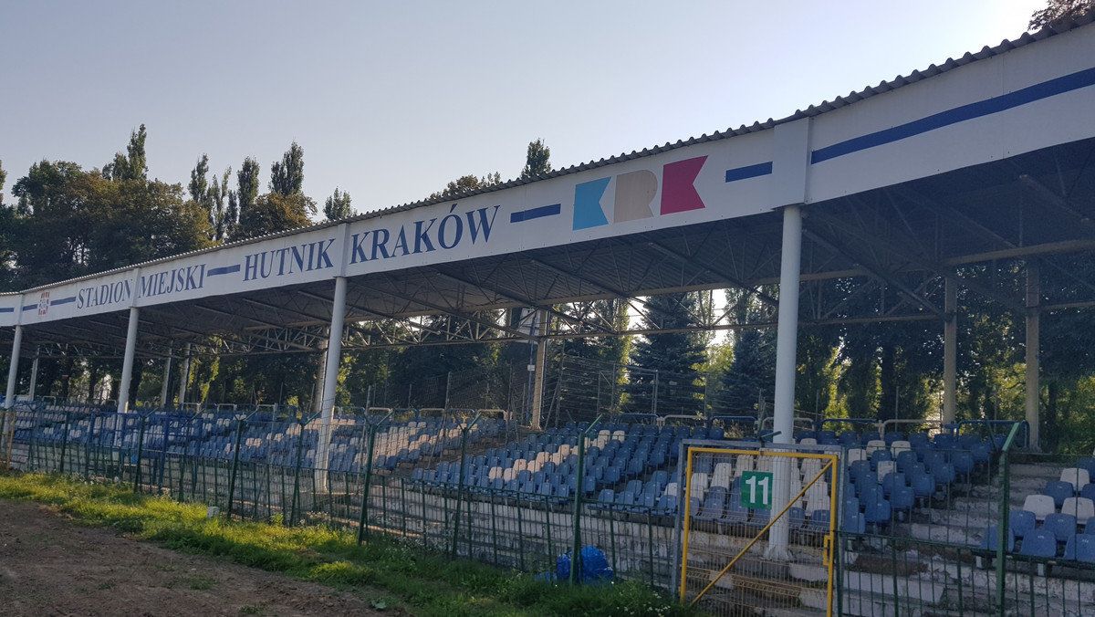 Powrót z czwartoligowego niebytu i powolne odbudowywanie legendy. To wszystko dzięki jasno określonej wizji, skrojonej na miarę (jeszcze) skromnych możliwości. Po tym, co zobaczyliśmy na nowohuckich Suchych Stawach, z całą pewnością możemy powiedzieć – warto przyglądać się i kibicować Hutnikowi. Tu rodzi się coś naprawdę ciekawego.