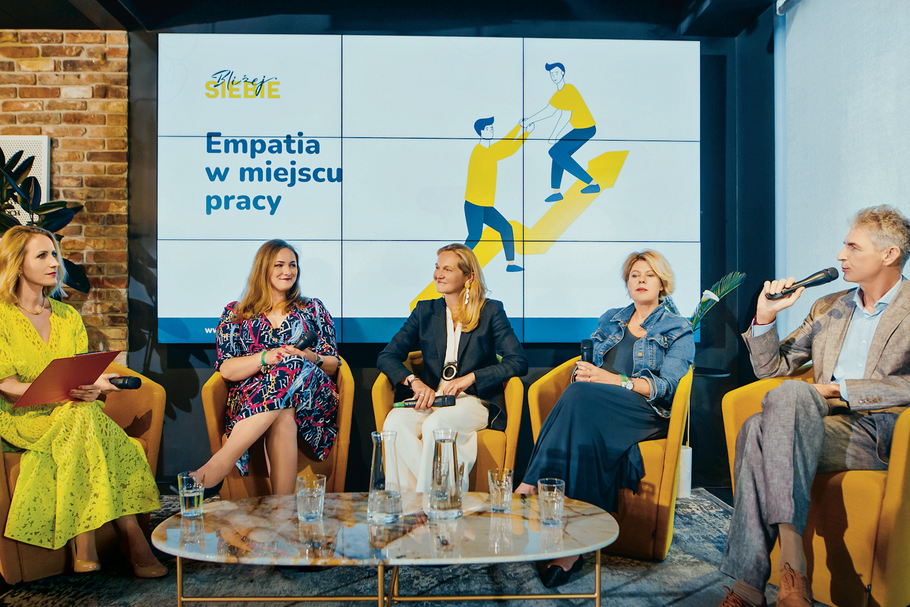 Od lewej: Agata Swornowska-Kurto, prezeska zarządu Grupy ArteMis, pomysłodawcy i organizatora kampanii „Bliżej Siebie”,  Marta Stańczak, Managing Director Sodexo Polska, Ilona Perużyńska-Zych, dyrektorka działu personalnego Rossmann Supermarkety Drogeryjne Polska, a także Iwona Grochowska i Jacek Murawski, eksperci kampanii.