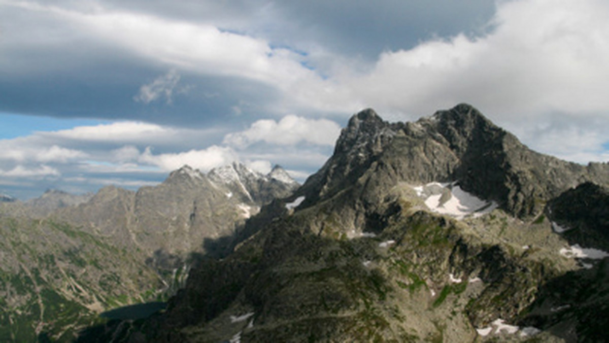 Nie żyje turystka, która upadła z dużej wysokości poruszając się poza szlakami na Hawraniu w Tatrach słowackich - poinformowała TVN 24.
