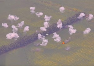 Ruske snage gađaju ukrajinsku vojnu opremu kod Kurska sa snimka koji je objavilo rusko Ministarstvo odbrane 7. avgusta