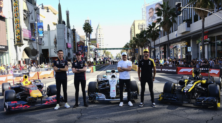 Balról jobbra: Alex Albon, a Red Bull thaiföldi versenyzője, holland csapattársa, Max Verstappen, Valtteri Bottas, a Mercedes finn versenyzője és Daniel Ricciardo, a Renault ausztrál versenyzője a Los Angeles-i Hollywood sugárúton tartott eseményen / Fotó: MTI - AP - Richard Vogel