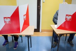 W krakowskiej OKW sytuacja krytyczna, urząd dowozi dodatkowe karty i urny