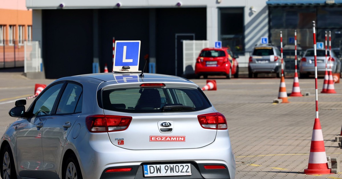 Szykuje się rewolucja w egzaminach na prawo jazdy? Projekt zakłada rezygnację z placu manewrowego