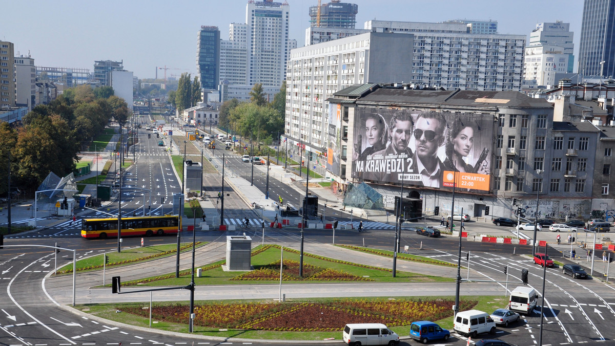 Prawie pięć tysięcy kontroli, 1245 usuniętych reklam, w tym 49 na przyczepach. Poza tym 171 wszczętych postępowań i 180 decyzji nakazujących usunięcie nośnika. To bilans trzech kwartałów walki z nielegalną reklamą w pasie drogi w Warszawie. ZDM podsumowuje swoją działalność w tej kwestii.