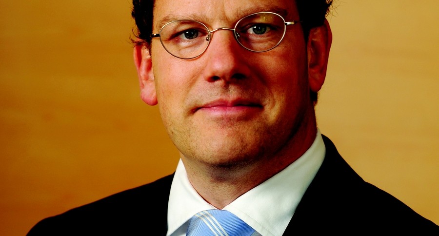 Podstawowe informacje o projekcie Top Employers<br /><br />
Światowy zasięg<br /><br />
Właśnie ogłoszono wyniki czwartej edycji projektu Top Employers w Polsce, prowadzonego przez holenderski Instytut CRF. Instytut został założony jako wspólna inicjatywa środowiska naukowego, dziennikarzy biznesowych, stowarzyszeń handlowych, badaczy oraz międzynarodowych wydawców w celu promowania najlepszych praktyk z dziedziny zarządzania zasobami ludzkimi. Badania polityki personalnej najlepszych pracodawców sa prowadzone od 1991 roku, kiedy projekt wystartował w Holandii i RPA. Obecnie dwadzieścia dwa lata później, badania objęły swoim zasięgiem czterdzieści pięć krajów na pięciu kontynentach, m.in. Chiny, Brazylię i Australię. Dodatkowo Instytut CRF prowadzi projekty obejmujące swoim zasięgiem całe kontynenty, takie jak Top Employers Europe, Top Employers Asia i Top Employers Africa. 21 marca w Londynie zostanie ogłoszona lista organizacji, które otrzymały certyfikat Top Employers Europe, oznaczający, że polityka personalna firmy pozytywnie wyróżnia się na tle rynku pracy w przynajmniej pięciu krajach europejskich.<br /><br />
Znak certyfikacji: potwierdzenie jakości pracodawcy<br /><br />
 Znak certyfikacji Top Employers jest przyznawany wyłącznie organizacjom, które spełniają najwyższe standardy HR. Dzięki obiektywnemu, opartemu na faktach badaniu Instytut CRF określa, czy pracodawca spełnia wymagania, a tym samym – czy może otrzymać znak certyfikacji Top Employers. Organizacje, które uzyskają tytuł Top Employers Polska, zyskują prawo do posługiwania się przez cały rok czerwonym znakiem certyfikacji Top Employers w komunikacji zewnętrznej i wewnętrznej. W ten sposób organizacje mogą łatwo wyróżnić się na rynku pracy i zakomunikować obecnym oraz przyszłym pracownikom, że dbają o swój personel. Jednocześnie znak certyfikacji Top Employers wskazuje na to, że organizacja jest dumna ze swojej polityki personalnej i chętnie poddaje się obiektywnemu zewnętrznemu badaniu. Taka świadomość pozytywnie wpływa na nastawienie do pracodawcy osób poszukujących pracy, co zostało wykazane w badaniu przeprowadzonym wśród 564 młodych profesjonalistów w 2011 roku przez agencję badań rynkowych MWM2. 66,6% polskich respondentów wskazało, że ich zdanie na temat firmy poprawia się, kiedy dowiadują się, że posiada ona znak certyfikacji Top Employers. Podsumowanie projektu David Plink, CEO holenderskiego Instytutu CRF, komentuje: „Od dwudziestu lat zajmujemy się badaniem polityki personalnej, wprowadzonych procesów i praktyk u wybranych najsłynniejszych – a w niektórych przypadkach także mniej znanych – pracodawców na całym świecie. Badamy wszystkie aspekty firmowej oferty dla pracownika: istniejące możliwości kariery, świadczenia podstawowe i dodatkowe, warunki pracy, szkolenia i możliwości rozwoju oraz sposób, w jaki firma zarządza swoją kulturą organizacyjną. Z biegiem lat stało się dla nas jasne, że oferta dla pracownika dwóch organizacji, które z zewnątrz mogą wydawać się podobne, może znacznie się różnić. Wnioski dla pracowników tych firm są jasne: kto nie chciałby skorzystać z owoców dobrze przemyślanej strategii HRM, doceniającej wszelkie aspekty pracowników i zachęcającej ich do dawania z siebie wszystkiego? Sukces firmy mającej na pokładzie takich pracowników jest gwarantowany.”<br /><br />
Na zdjęciu: David Plink, CEO Instytutu CRF