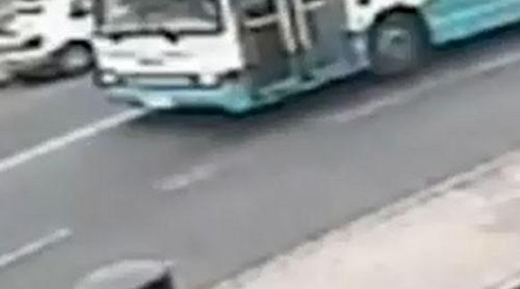 Sokkoló! Egy autó és egy busz is elgázolta a kislányt – videó