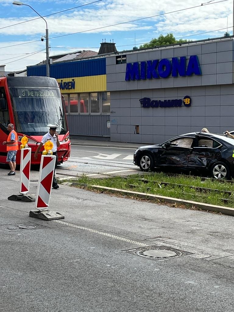 V Bratislave sa zrazila električka  s osobným autom. 