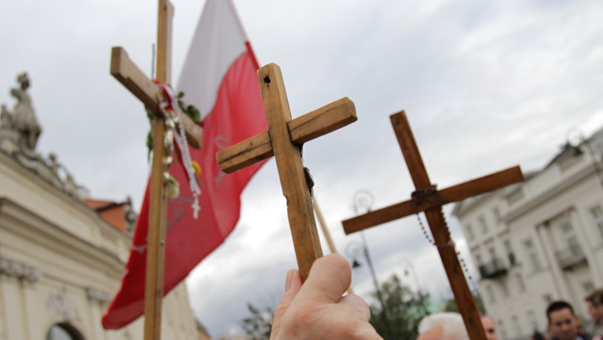 We wtorek w Opolu dojdzie do ekshumacji ciała jednego z "obrońców krzyża", Jana Klusika - podaje portal gazeta.pl. Klusik miał umrzeć m.in. w wyniku uderzenia, które otrzymał podczas obrony krzyża na Krakowskim Przedmieściu w Warszawie.