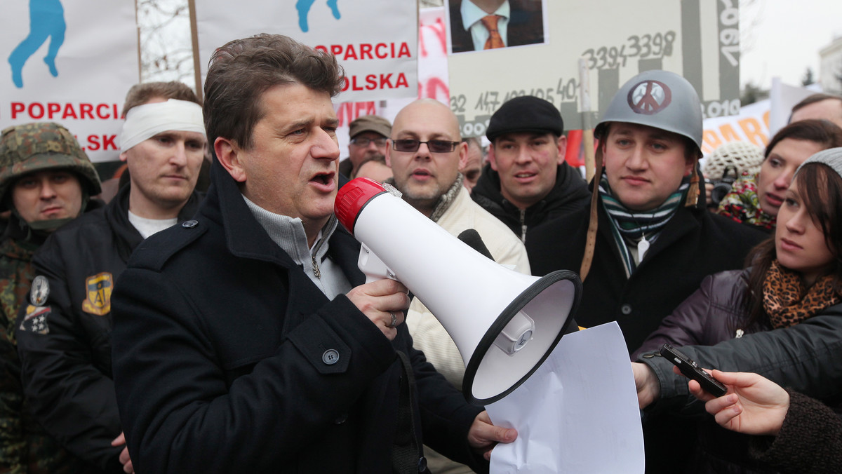 O niezapraszanie osób duchownych w strojach duchownych na państwowe uroczystości, o zmiany zasad finansowania Kościoła - postulował Janusz Palikot podczas wizyty w Gorzowie Wlkp. (Lubuskie).