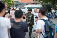Tajlandia. Turyści pozują do zdjęć z wojskowymi patrolującymi ulice 
