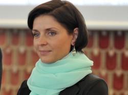 Ministra Mucha z tanią miętą na szyi