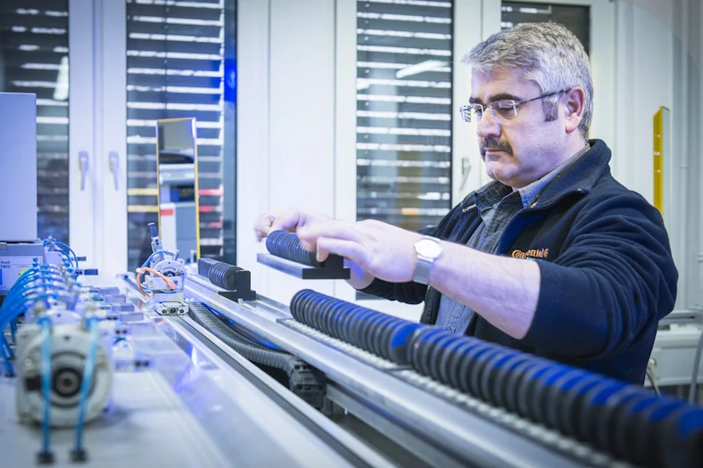 Na tym stanowisku bada się skuteczność tłumienia drgań i uderzeń