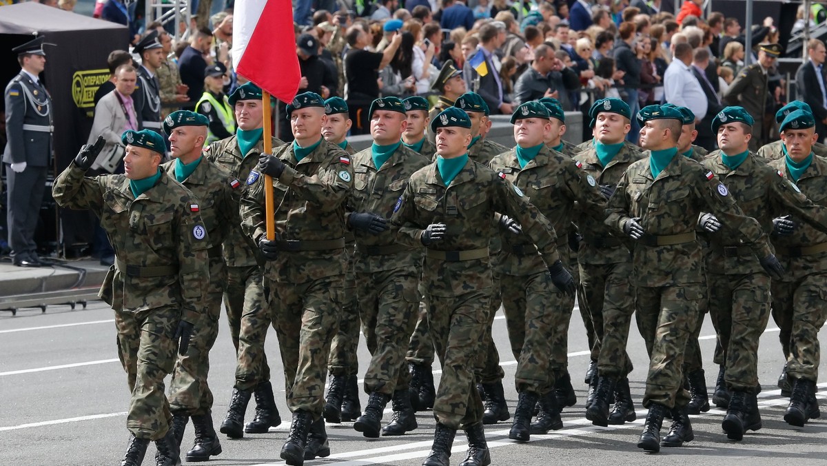 Polska stoi po stronie Ukrainy, gdyż broni ona Europy; bez Ukrainy Europa nie będzie pełnowartościowa – oświadczył dziś minister obrony narodowej Antoni Macierewicz podczas spotkania w Kijowie z prezydentem Ukrainy Petrem Poroszenką.