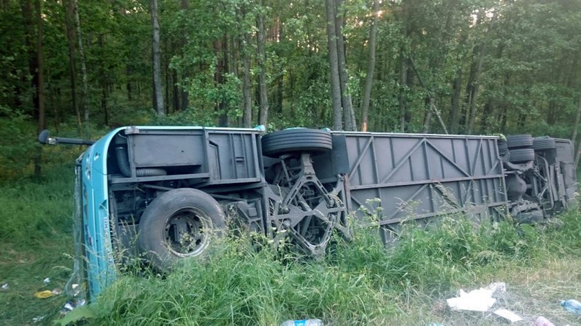 Wypadek autokaru z dziećmi