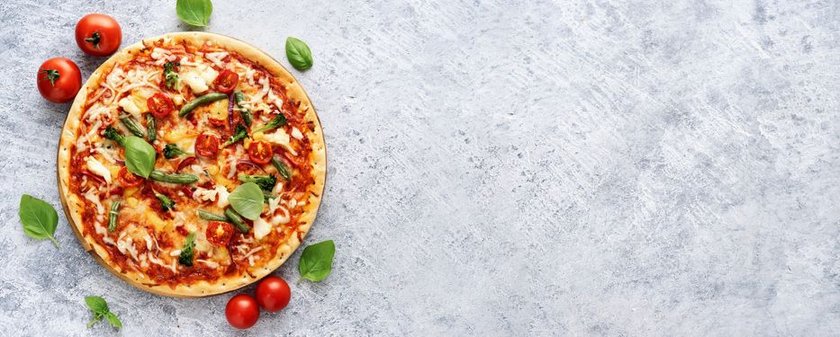 Pizza z boczkiem i pikantnym sosem z papryczką pepperoni