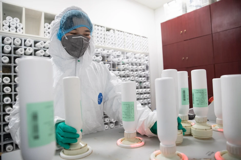 Terapija je zasnovana na kombinacijama već postojećih lekova protiv ebole, HIV infekcije, malarije i MERS-a