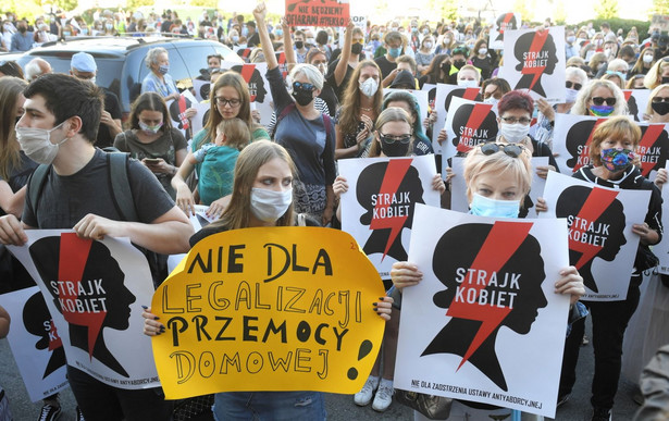 "Nie dla legalizacji przemocy domowej". Manifestacja na ulicach Warszawy