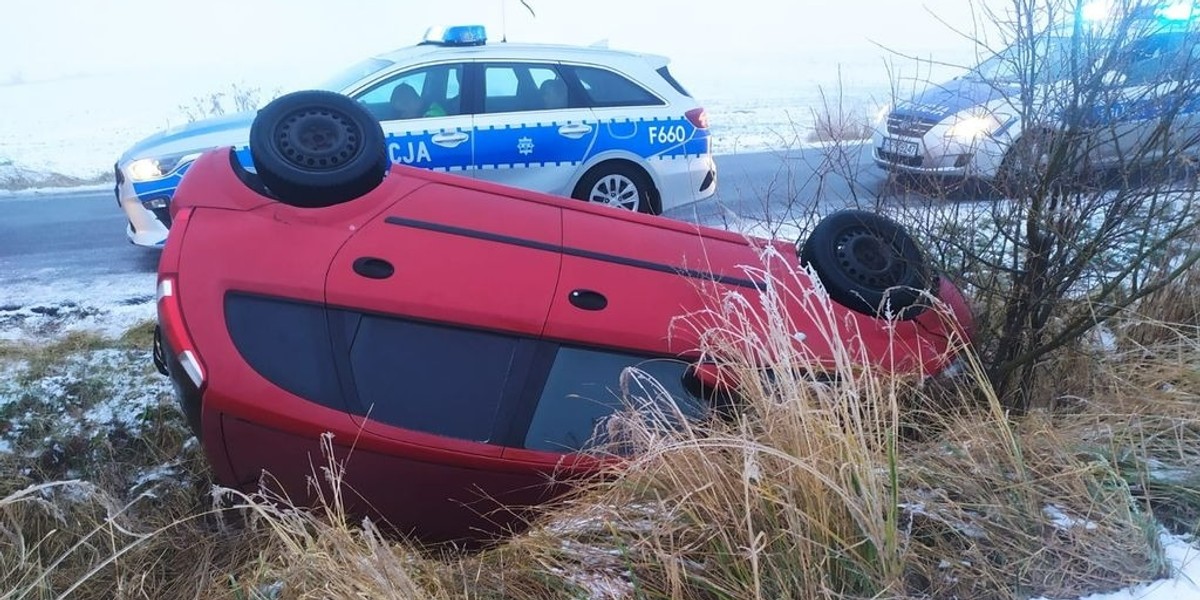 Pijany dachował, a potem schował się w kartonie.