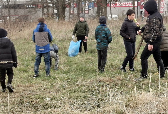 Dzieci sprzątają teren pod boisko fot. czytelnik Krzysztof Jasiński