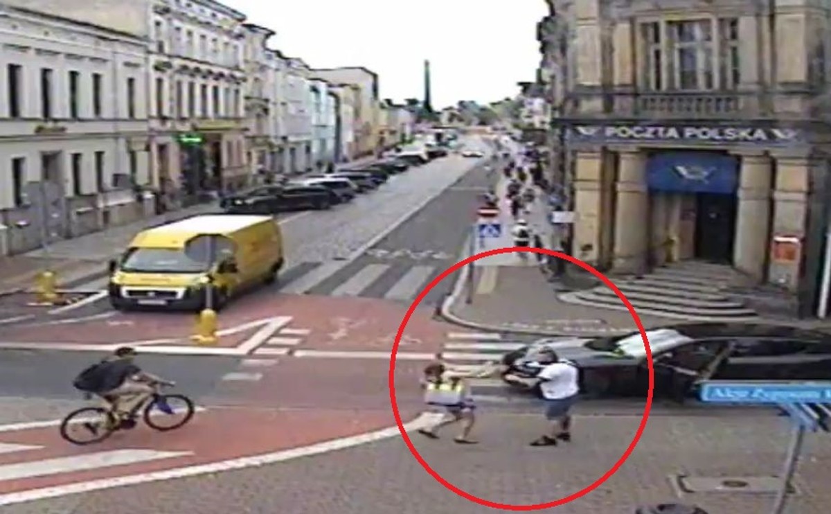 Uderzył kobietę na przejściu dla pieszych. Teraz agresywny kierowca porsche usłyszał zarzuty