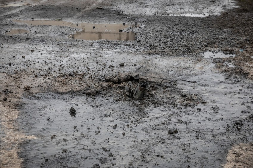 Ostaci rakete na putu u Marijupolju 24. februara