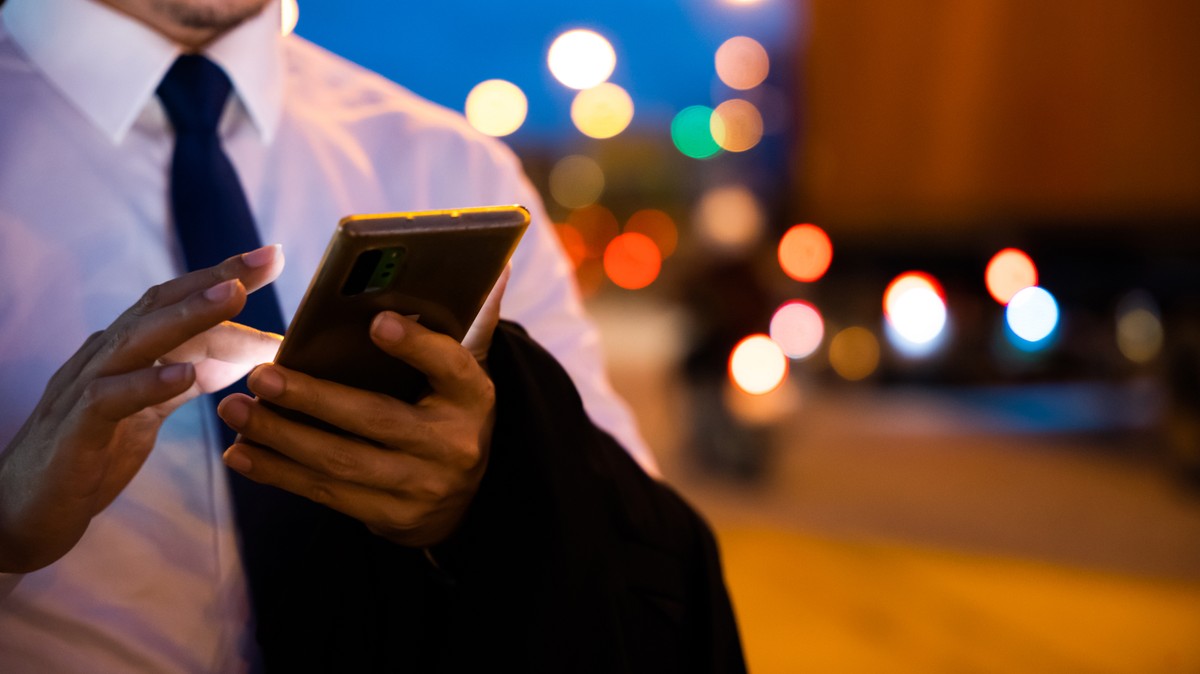 Betiltaná a telefon nyomkodását közlekedés közben a gyalogosok számára?