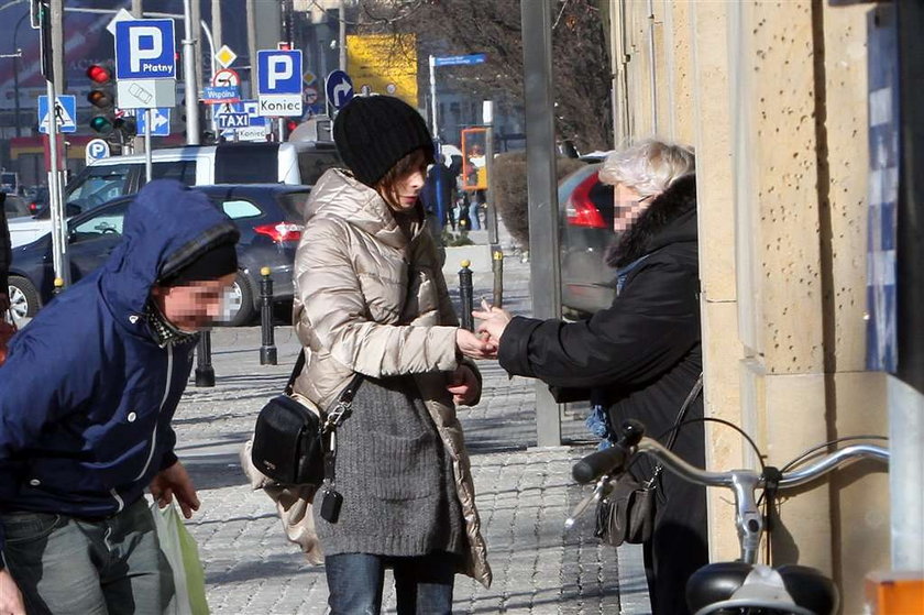 Dygant zabrakło drobnych - prosiła o pomoc przechodniów