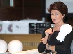 Dama z MEGAkotylionem. Jolanta Kwaśniewska zaszalała z dodatkiem