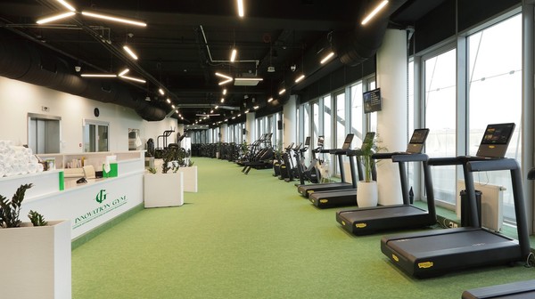Przestrzeń fitness prezentuje się ekskluzywnie, podobnie jak gabinety do medycyny estetycznej.
