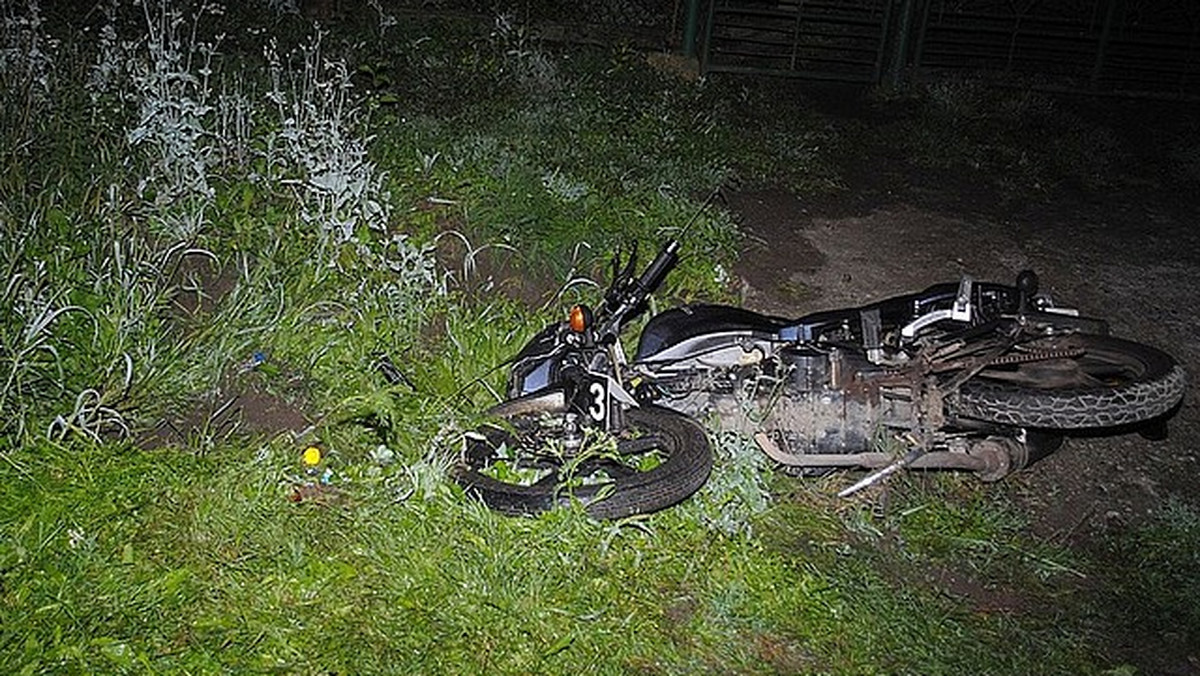 Tragiczne skutki wypadku w Zamiechowie w powiecie jarosławskim. Dwóch 16-letniech chłopaków wjechało motorowerem do rowu. Kierowca nie przeżył.