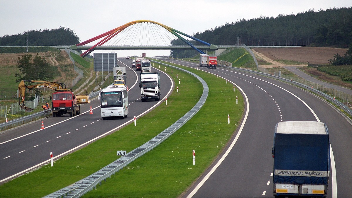 Od dziś na płatnym odcinku autostrady A2 Nowy Tomyśl – Konin obowiązują wyższe opłaty dla pojazdów ciężarowych. Stawki opłat dla aut osobowych i motocykli oraz pojazdów nienormatywnych pozostały bez zmian.