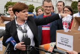 Happening sztabu Dudy. Beata Szydło pokazała zmielone wnioski o referenda