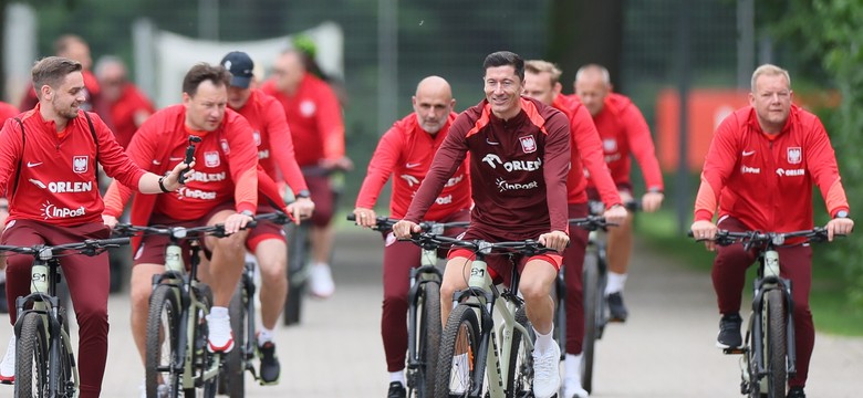 Euro 2024. Polscy piłkarze na trening dotarli rowerami. Lewandowski ćwiczył z zespołem