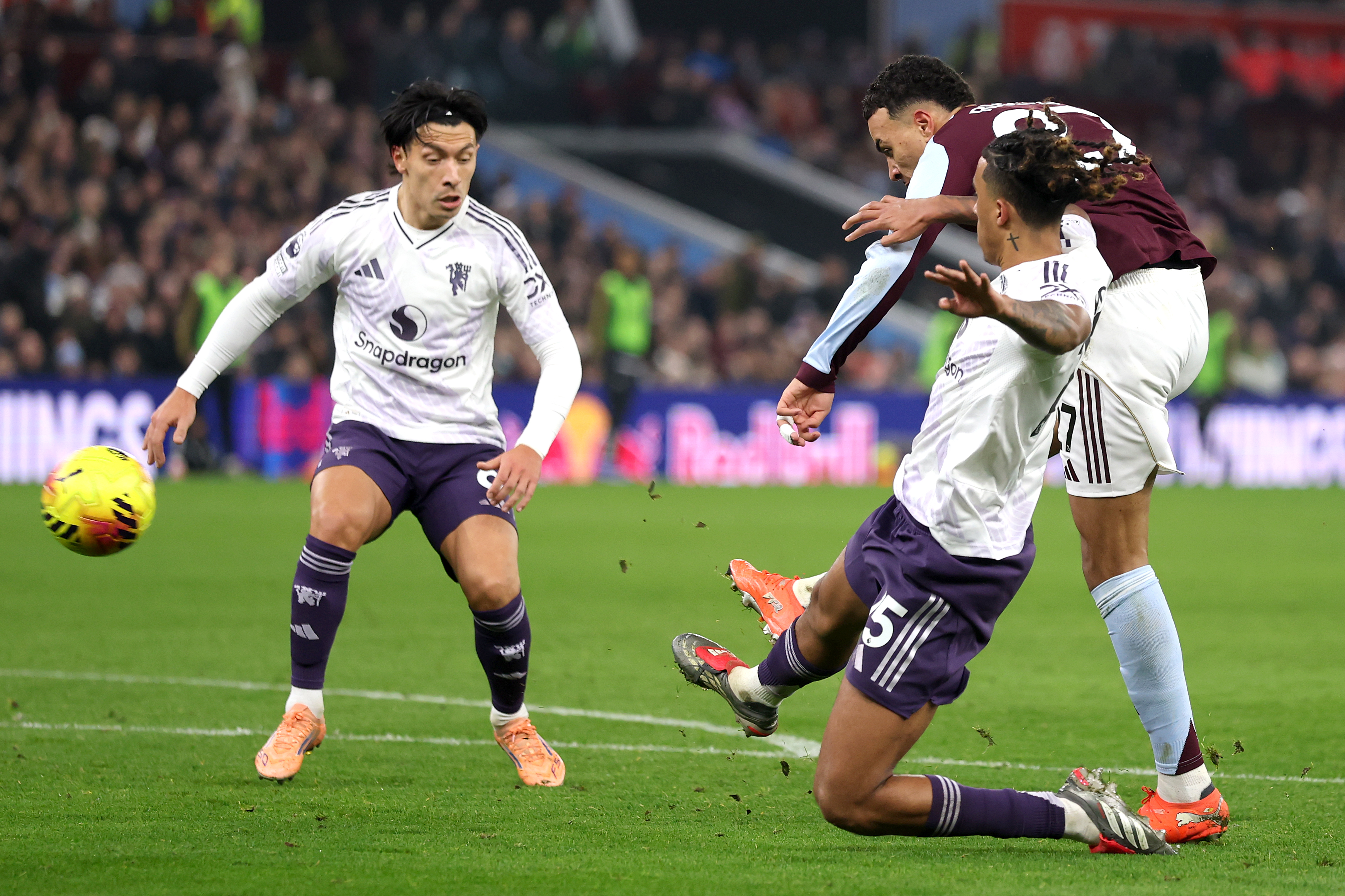 Decima vittoria di fila: l'Aston Villa vola al terzo posto, a 3 punti dall'Arsenal