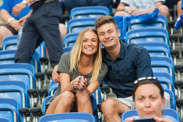 Tak całuje Karol Linetty. Piłkarz Lecha zabrał swoją dziewczynę na mecz